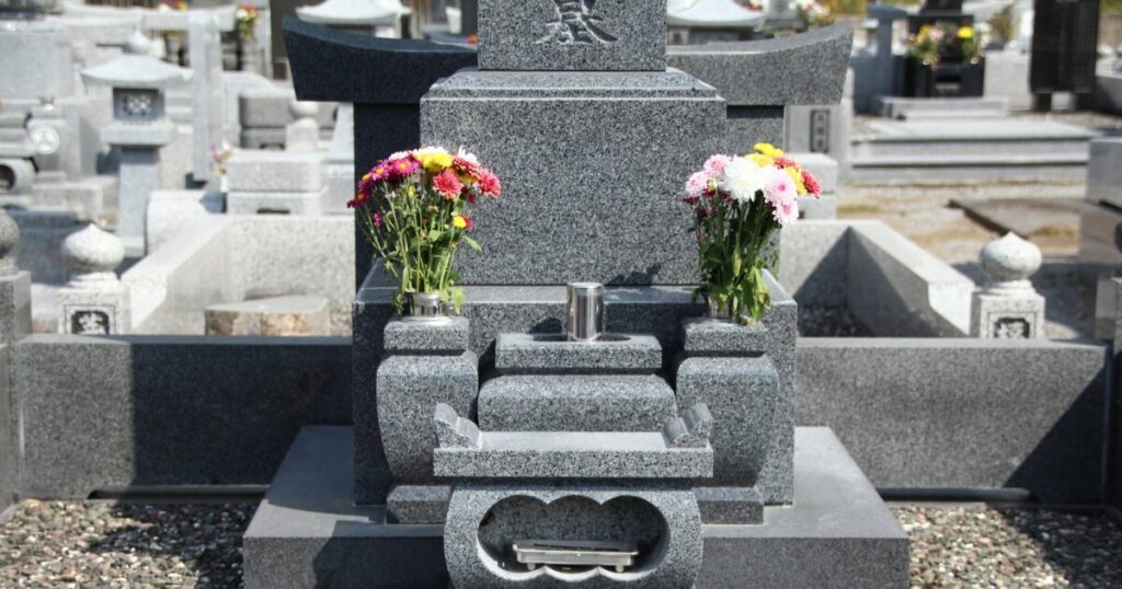 日本の墓石に供えられた花 お墓参り