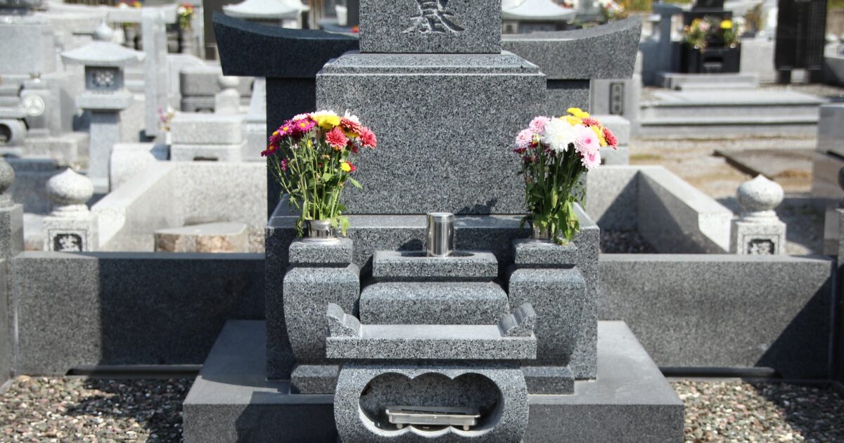 日本の墓石に供えられた花 お墓参り