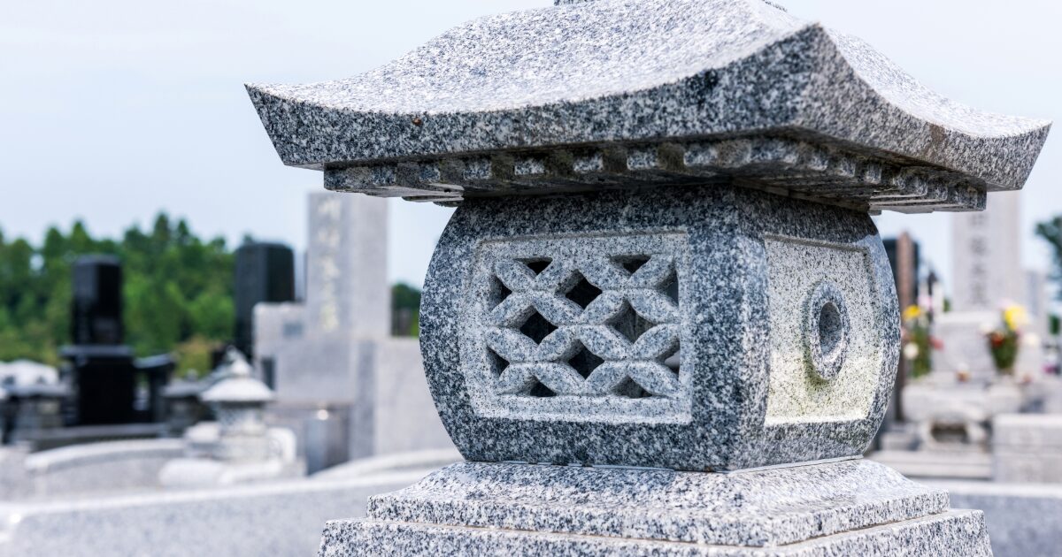 墓地に建つ石灯籠のクローズアップ