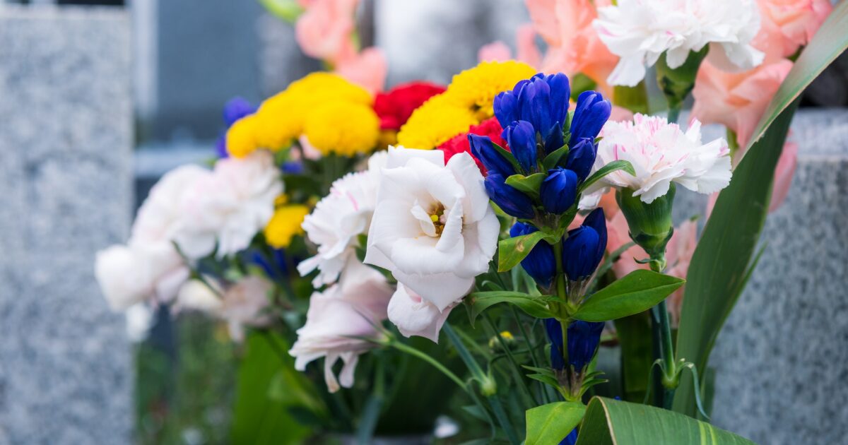 墓前に供えられた色とりどりの供花