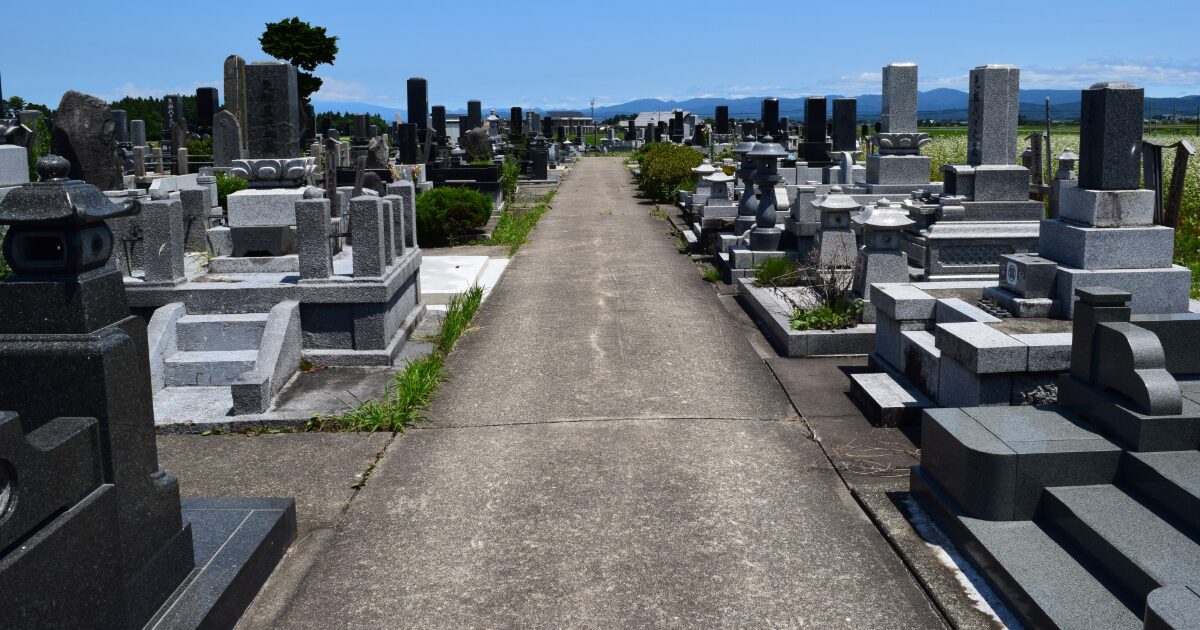 霊園の参道と並ぶ日本の墓石