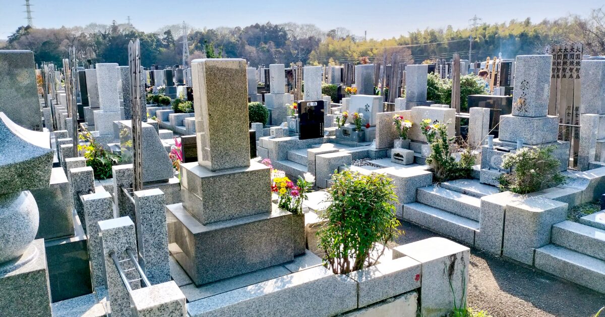 日本の墓地に並ぶ墓石 霊園風景