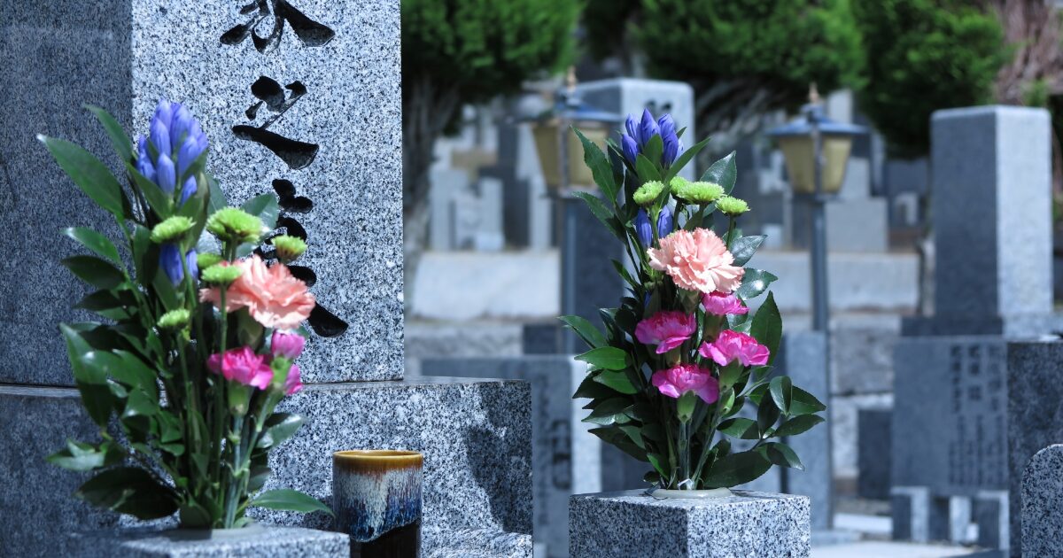 墓石に供えられた供花のクローズアップ