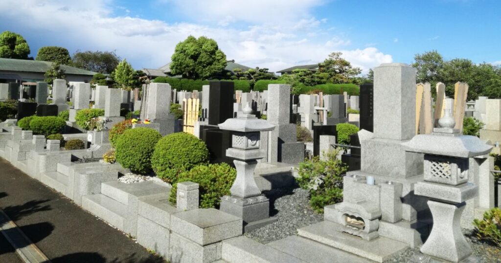 整備された日本の霊園と墓石風景