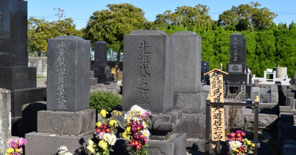 日本の墓地に並ぶ墓石と供花