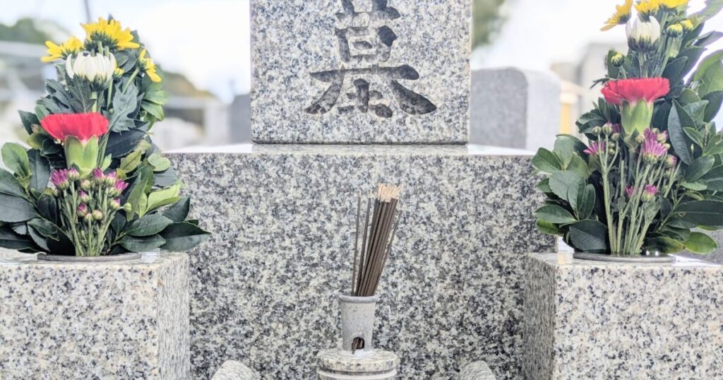 墓石に供えられた花と線香
