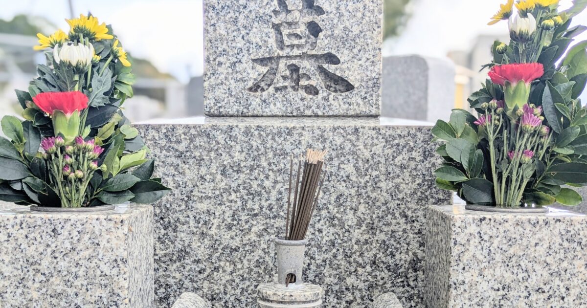 墓石に供えられた花と線香