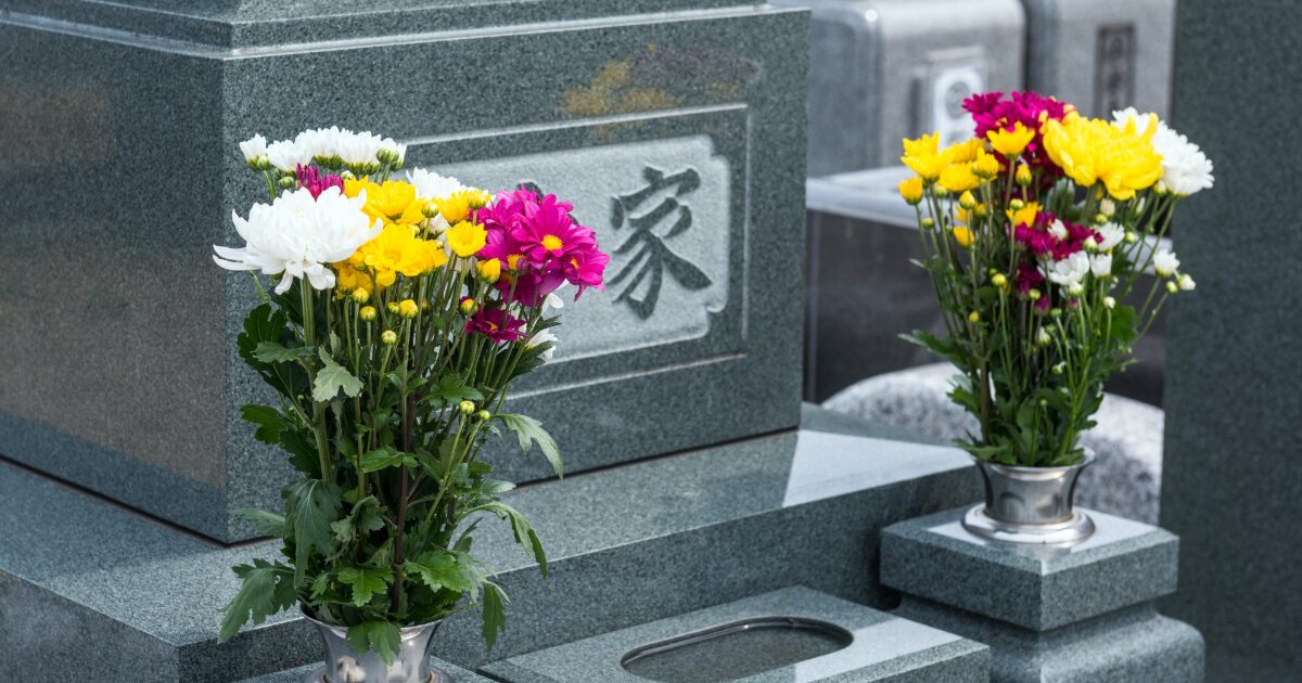 墓石に供えられた菊の供花