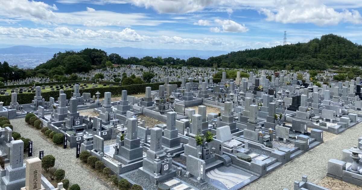 山の霊園に広がる日本の墓地風景