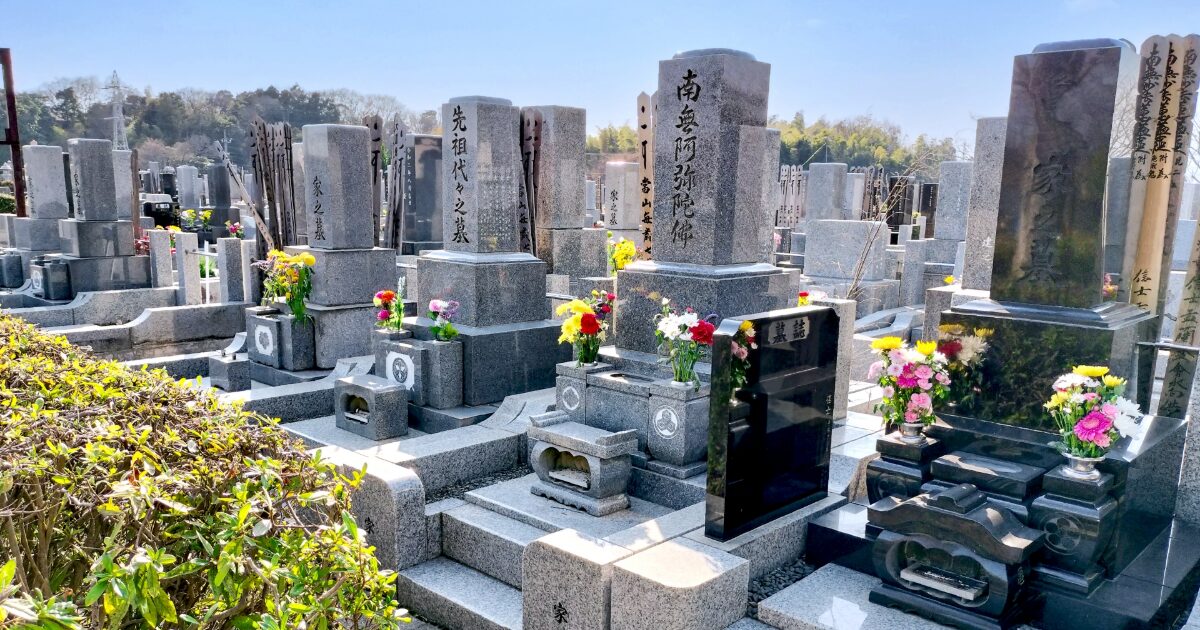 供花が供えられた日本の墓地