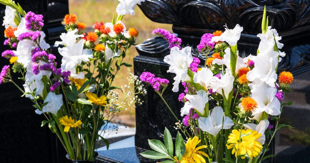 墓前に供えられた色とりどりの花
