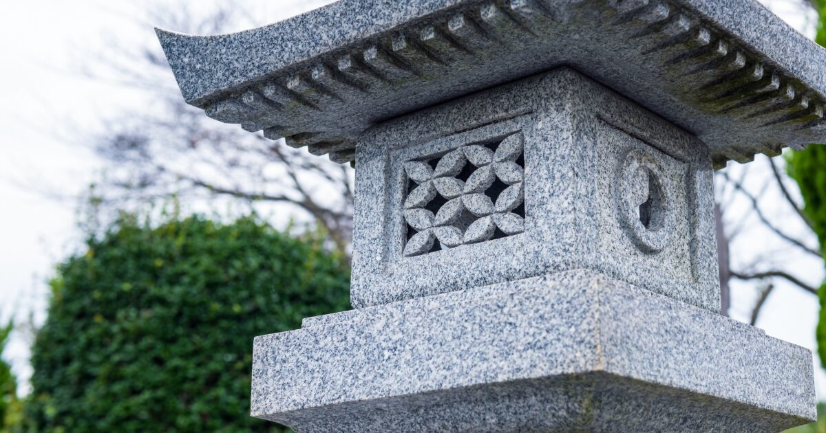 墓地の石灯籠 クローズアップ