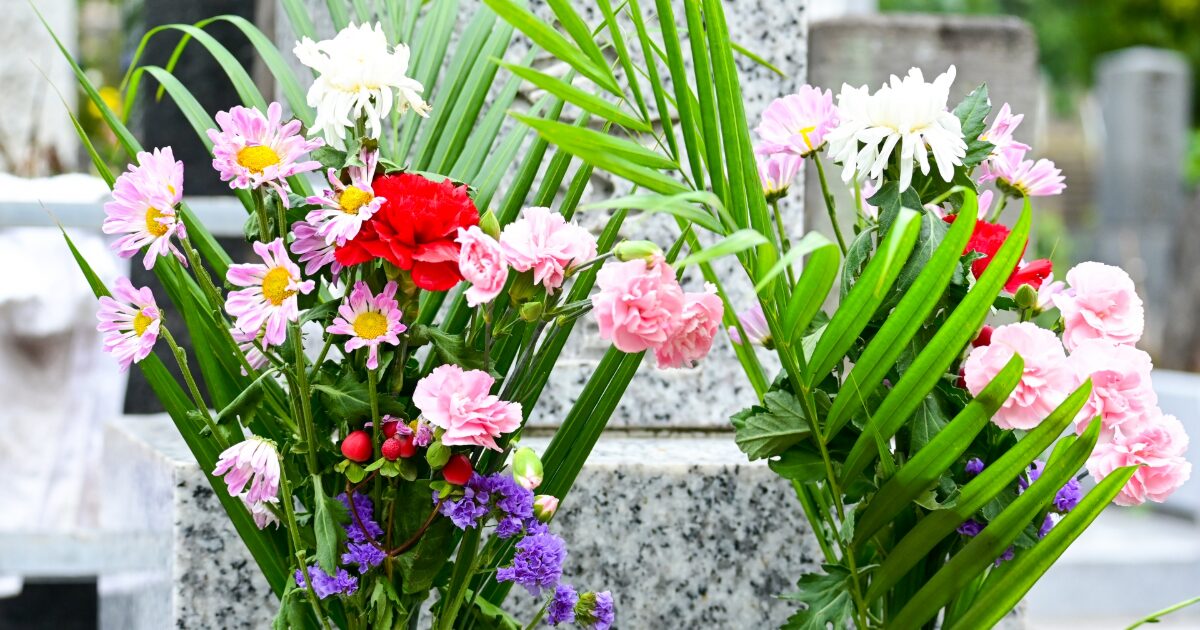 墓石に供えられた色とりどりの供花