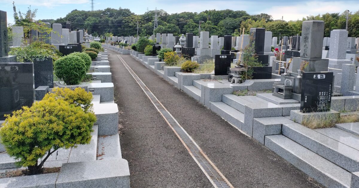 日本の霊園に並ぶ墓石と参道風景